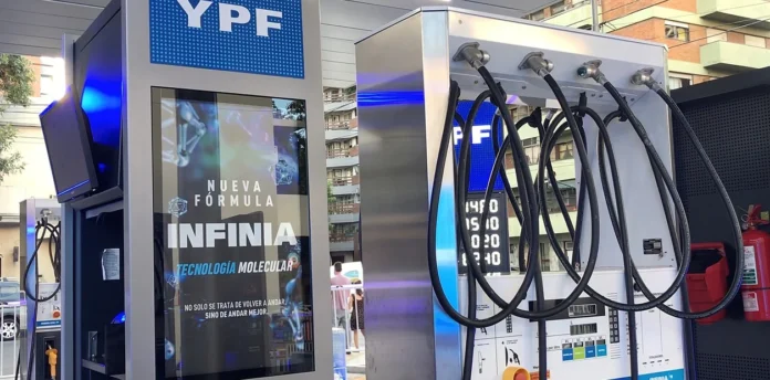 El Gobierno nacional autorizó una nueva suba del impuesto que se traslada al precio del combustible